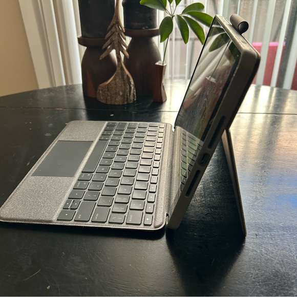 7th Gen iPad Bundle with keyboard and pencil - Picture 7 of 10